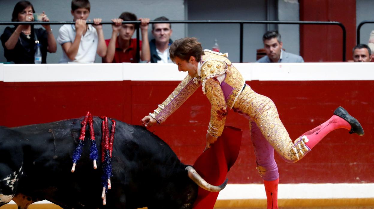 Juan Leal, en el momento de la estocada