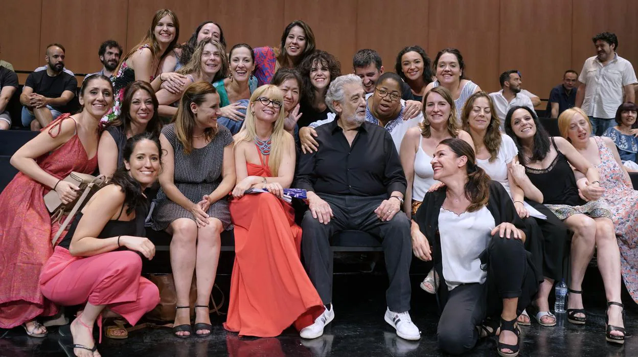 Pláciso Domingo, hace unas semanas en Madrid con las cantantes del coro del Teatro Real