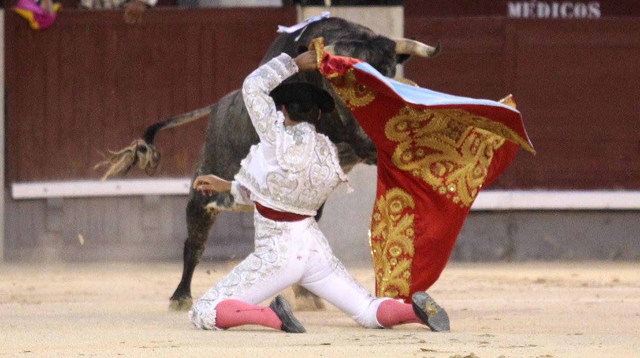 Francisco Montero saludó con el capote de paseo al último de la tarde