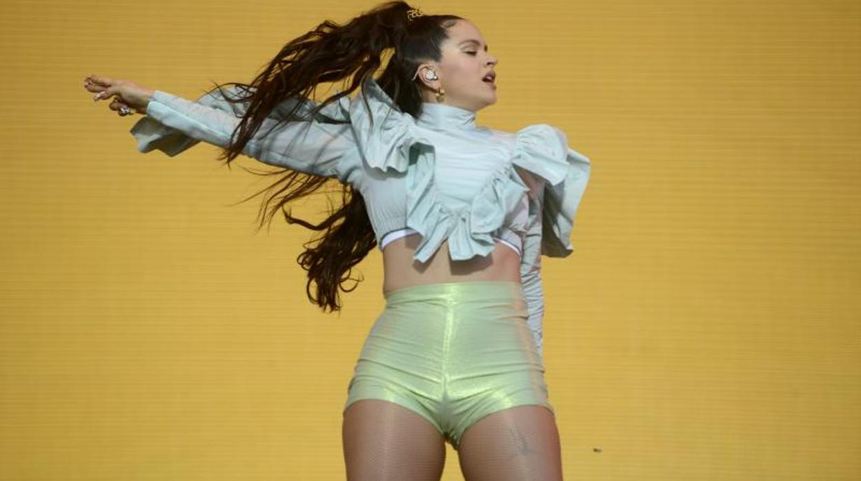 Rosalía, durante su actuación en el festival de música Mad Cool en junio de 2019