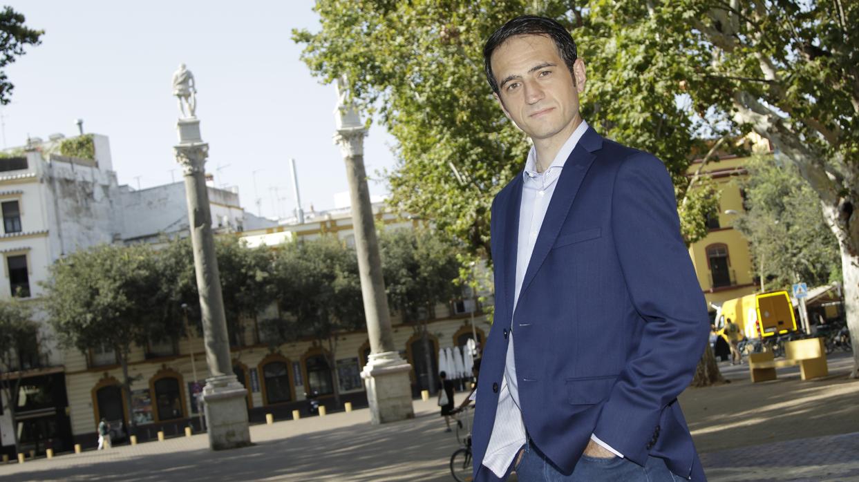 El torero y periodista Isaac Escalera, posando junto a las columnas de la Alameda de Hércules