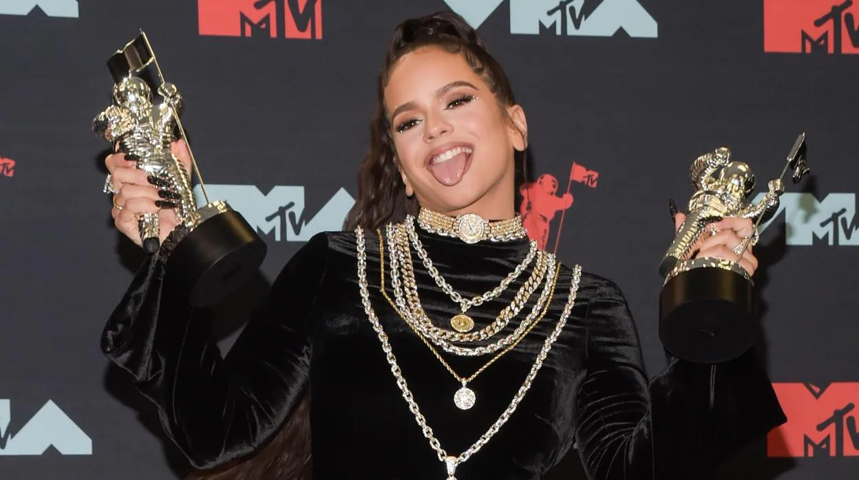 Rosalía posa con los premios que recibió en la gala de los MTV Video Music Awards