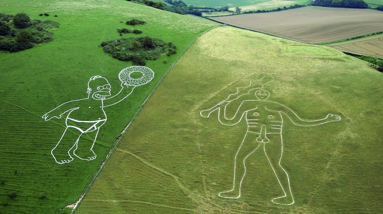 Homer Simpson junto al gigante de Cerne Abbas