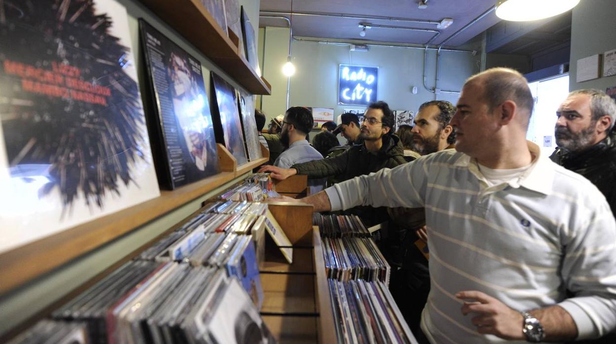 Compradores de vinilos en una tienda de discos de Madrid