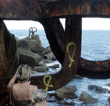 Pintan lazos amarillos en una escultura del Peine del Viento de Chillida, símbolo de San Sebastián