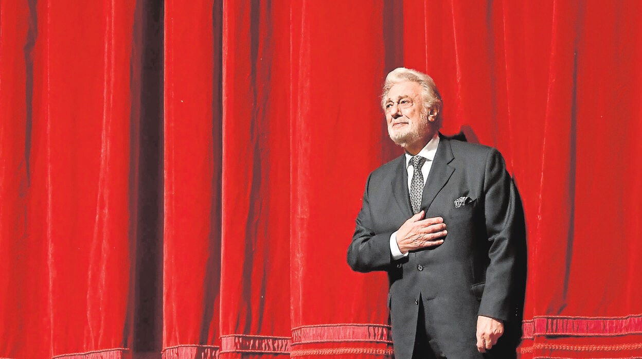 Plácido Domingo, en el escenario del Metropolitan de Nueva York, durante el homenaje por sus 50 años de carrera
