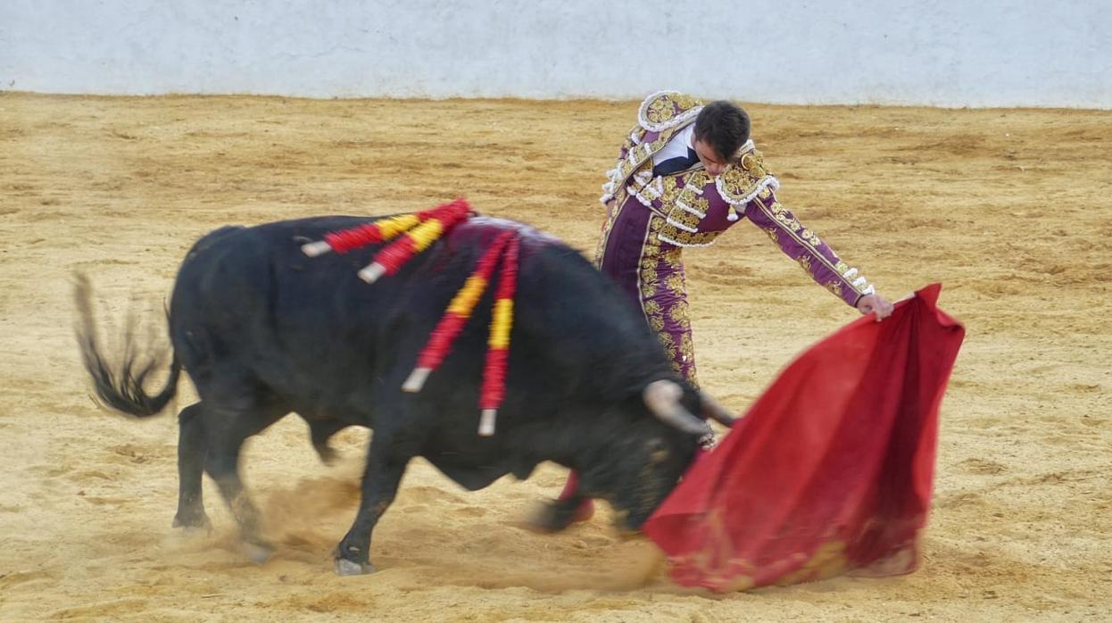 El torero rafael Serna con el toro de El Parralejo indultado en Zalamea la Real
