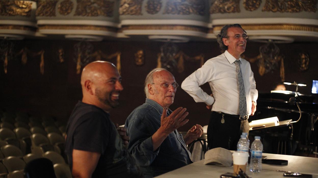 Carlos Saura (en el centro) durante los ensayos de «Don Giovanni» en el Teatro Colón de La Coruña. Lo acompañan el director de orquesta Miguel Ángel Gómez Martínez (de pie) y César Wonenburger, director artístico de Amigos de la Ópera de La Coruña