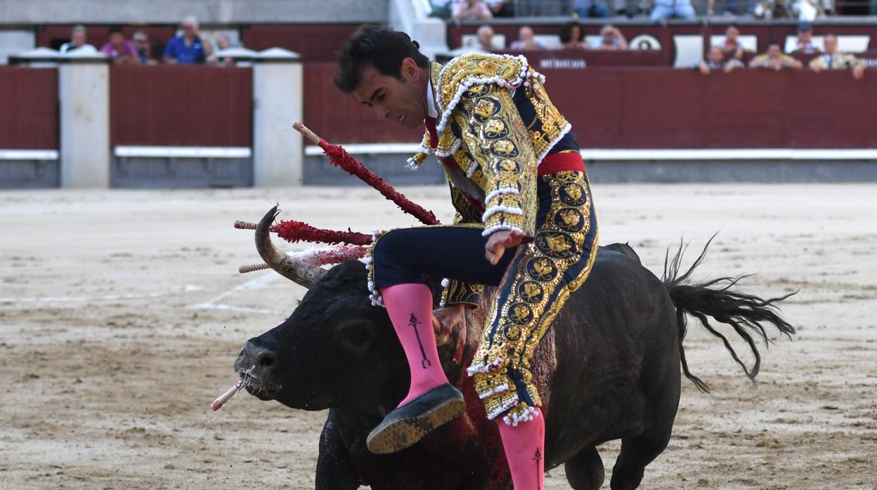 Arturo Macías, en el momento de la cornada con el primer toro