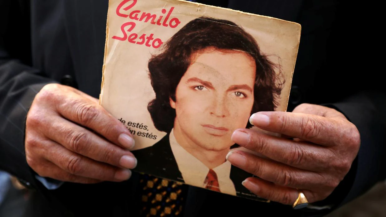 Un fan muestra la carátula de un dicso de Camilo Sesto en la capilla ardiente del músico