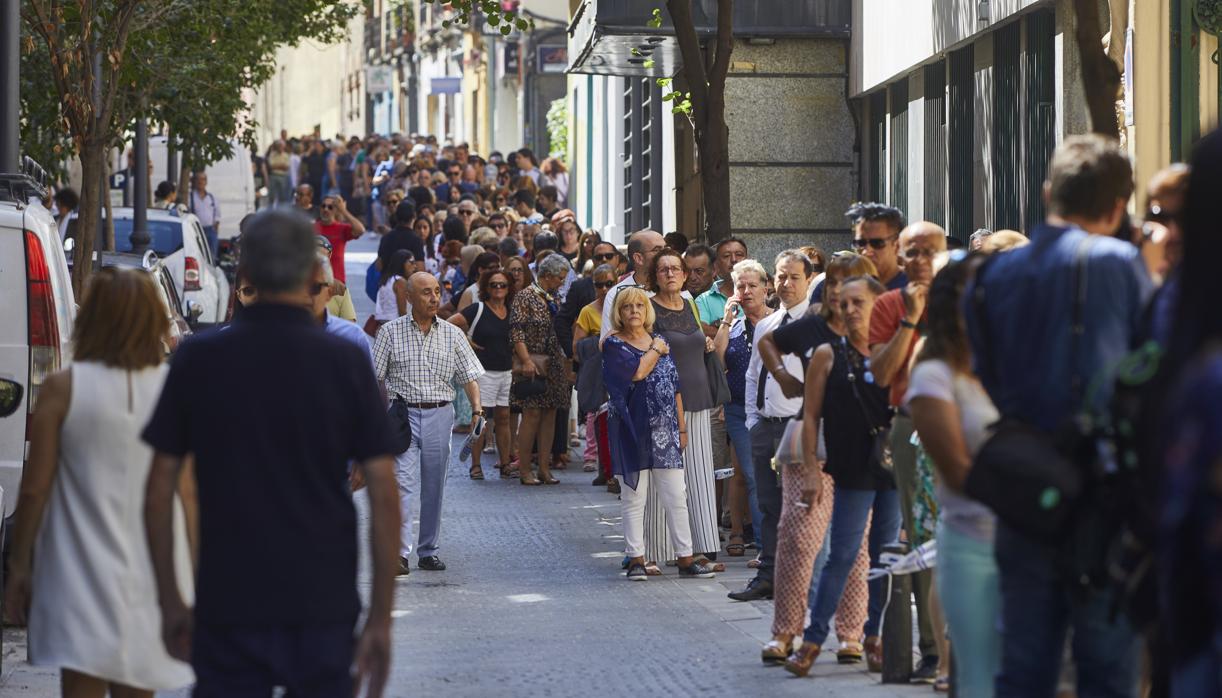 Largas colas para visitar la capilla ardiente de Camilo Sesto instalada en la SGAE GUILLERMO NAVARRO