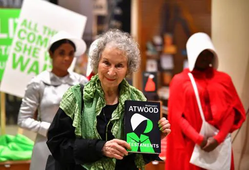 Margaret Atwood enseña un ejemplar de «Los testamentos», secuela de «El cuento de la criada»