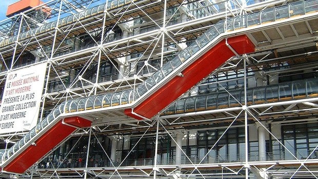 Un visitante en el Pompidou raja con un cúter un cuadro de Daniel Buren