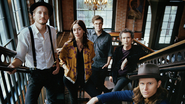 The Lumineers vuelven más familiares y oscuros en su nuevo disco, «III»
