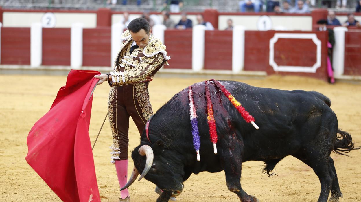 El Cid, en el inicio de un pase de pecho