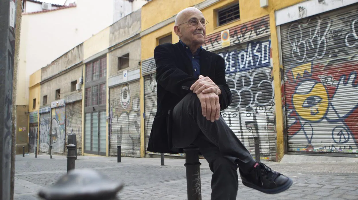 José Sanchis Sinisterra, en el barrio de Lavapiés de Madrid, en las puertas de La Corsetería