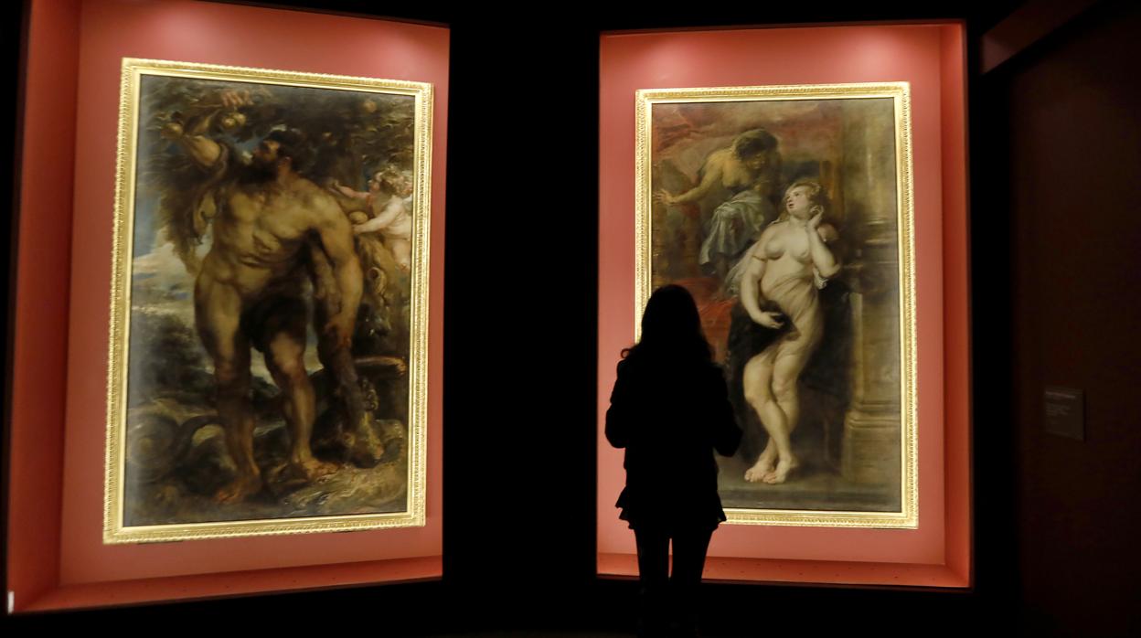 Una espectadora ante los dos rubens que cuelgan en el palacio de la condesa de Lebrija