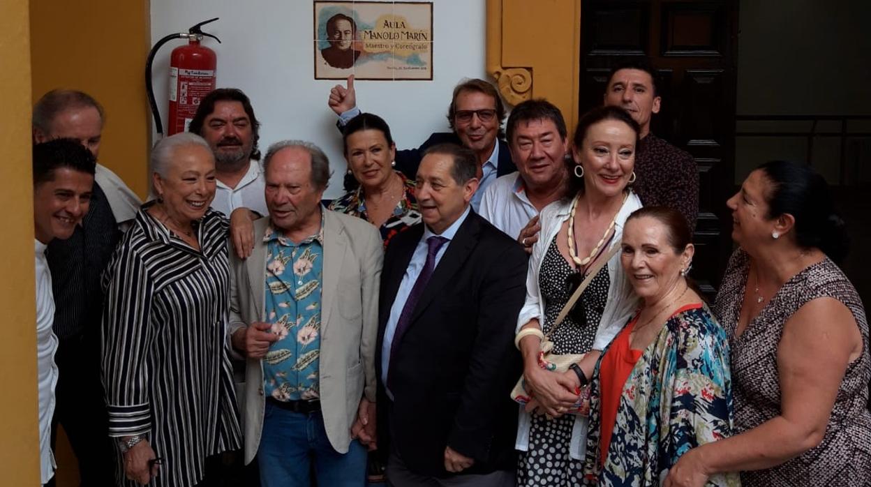 Manolo Marín rodeado de artistas como Cristina Hoyos, José Antonio, Pepe Ortega, Ana María Bueno, Pepa Montes, Angelita Gómez, Fernando Romero, Rafael Campallo, entre otros.