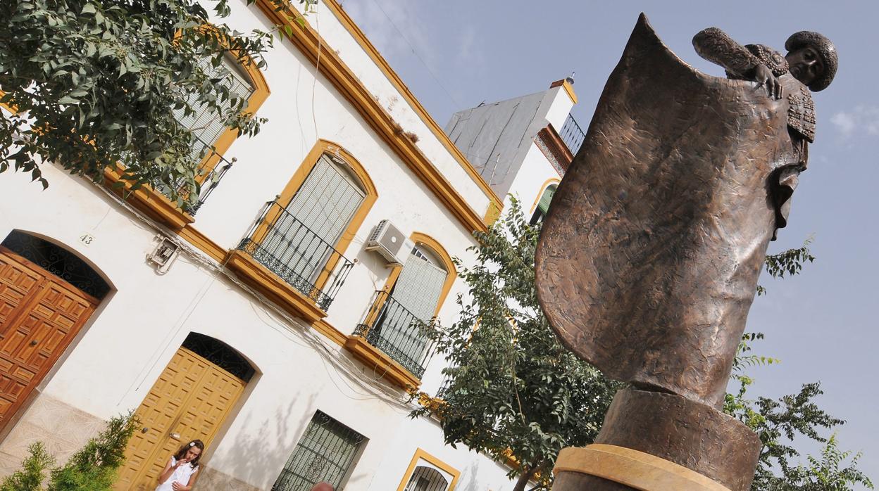 La estatua de Manuel Jiménez Chicuelo en la Alameda de Hércules de Sevilla -