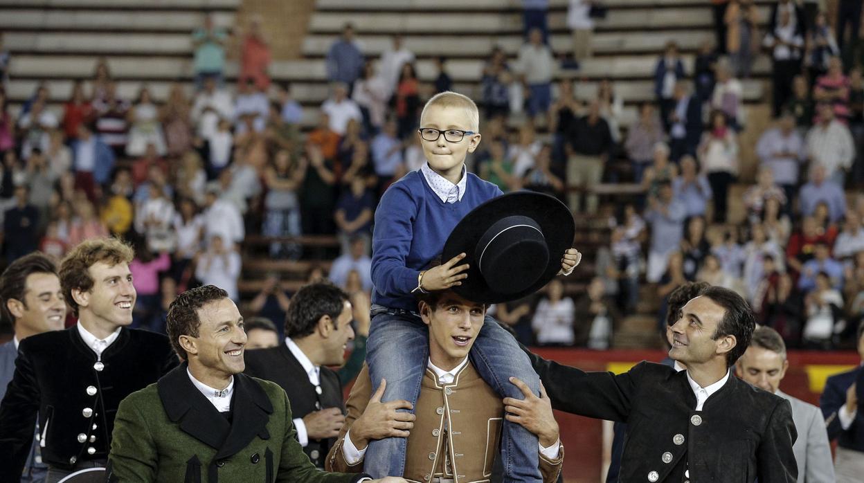 El pequeño Adrián, a hombros en el festival solidario en Valencia