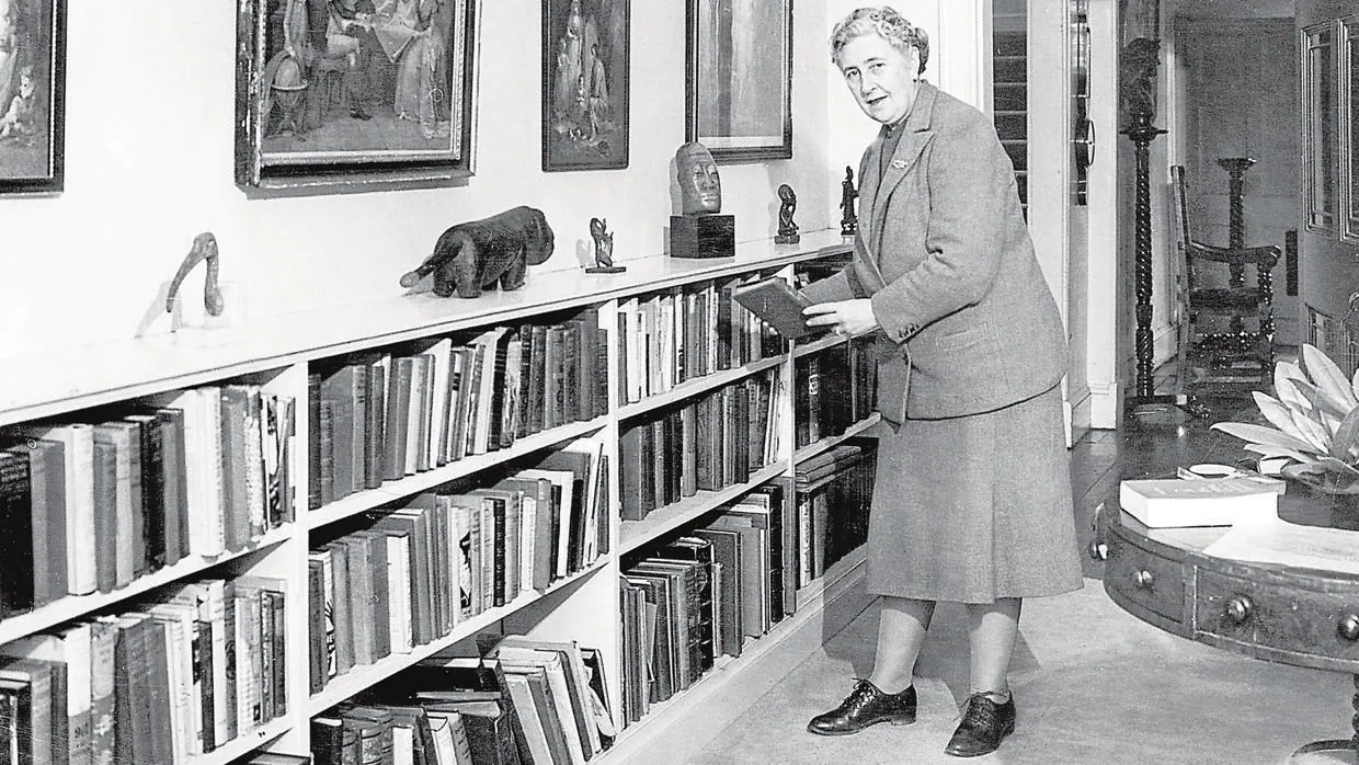 Agatha Christie, en la biblioteca de su casa