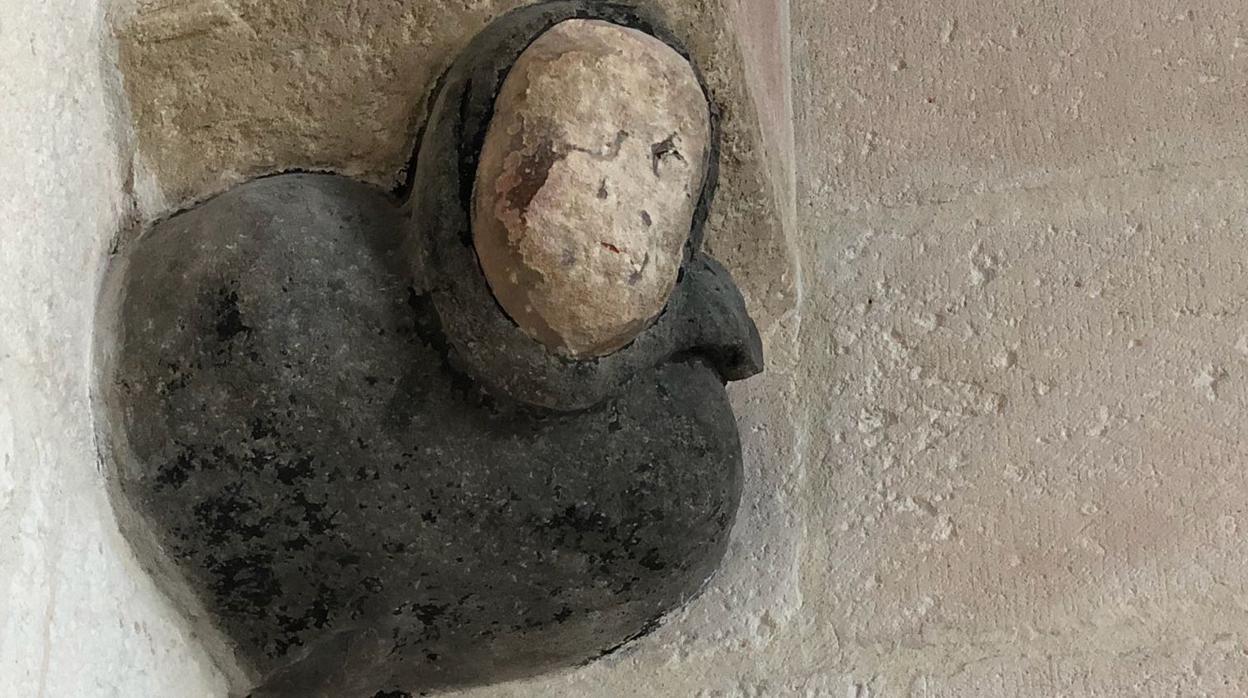 La figura con rostro borrado situada en el claustro alto de la catedral de Burgos