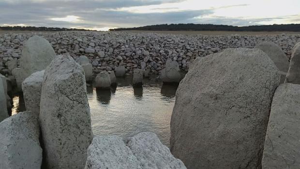 El dolmen de Guadalperal será vigilado periódicamente por arqueólogos subacuáticos