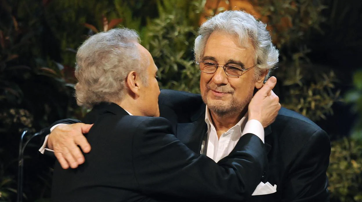 José Carreras, abrazado por Plácido Domingo tras recibir un premio honorífico en mayo de 2009