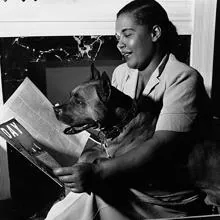 Billie Holiday, con su perro, en 1949