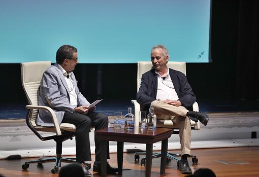 Francisco Robles e Ildefonso Falcones sobre el escenario del Teatro Cajasol