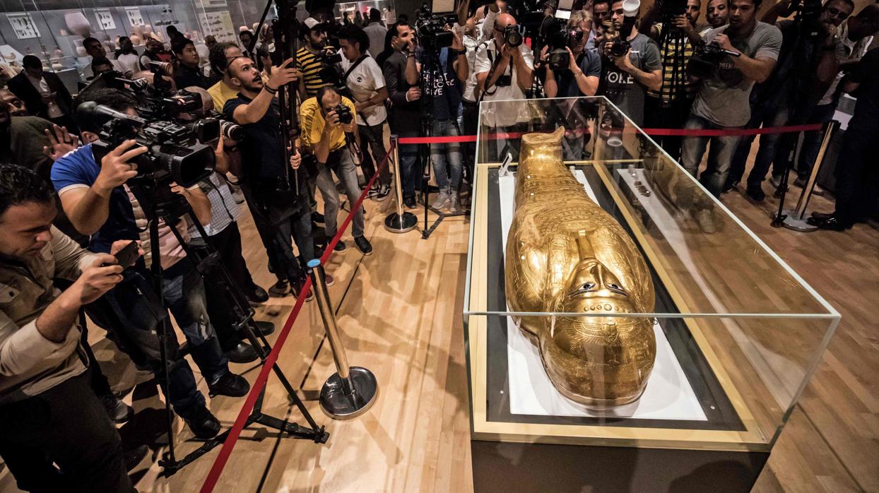 El sarcófago dorado de Nedjemankh en el Museo Nacional de las Civilizaciones de El Cairo