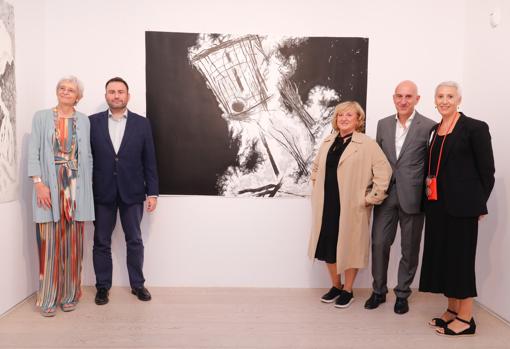 De izquierda a derecha, Soledad Luca de Tena (presidenta del Museo ABC), Carlos Dávila (director territorial del Centro-Canarias de DKV Seguros), Alicia Ventura (comisaria de Arteria DKV), Pablo Velasco (director Madrid DKV Seguros) e Inmaculada Corcho (directora del Museo ABC)