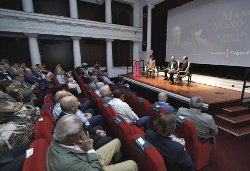 Ambiente del Teatro Cajasol durante el «Mano a mano»