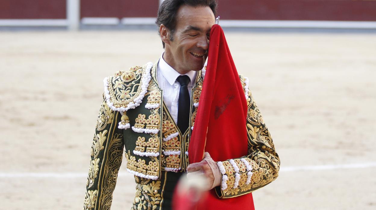 El Cid, en Las Ventas, junto al cuadro de Miguel Caravaca al torero de Madrid
