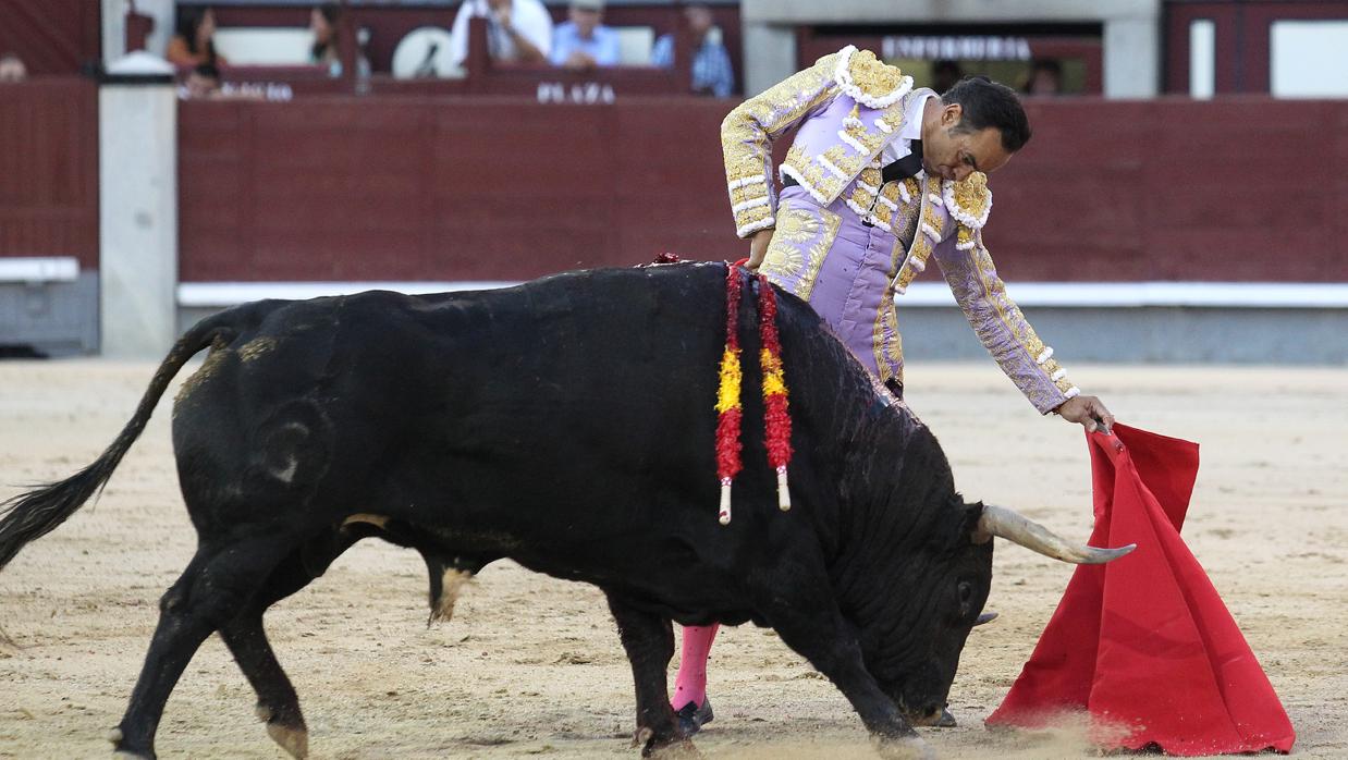 Manuel Jesús «El Cid» besa emocionado un puñado de arena