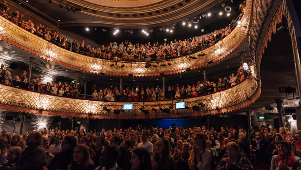 Los baños neutros en un teatro londinense cabrean a las mujeres en una nueva polémica de género