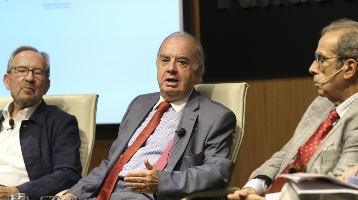 José Ortega Varela, en el centro durante el Aula de Cultura