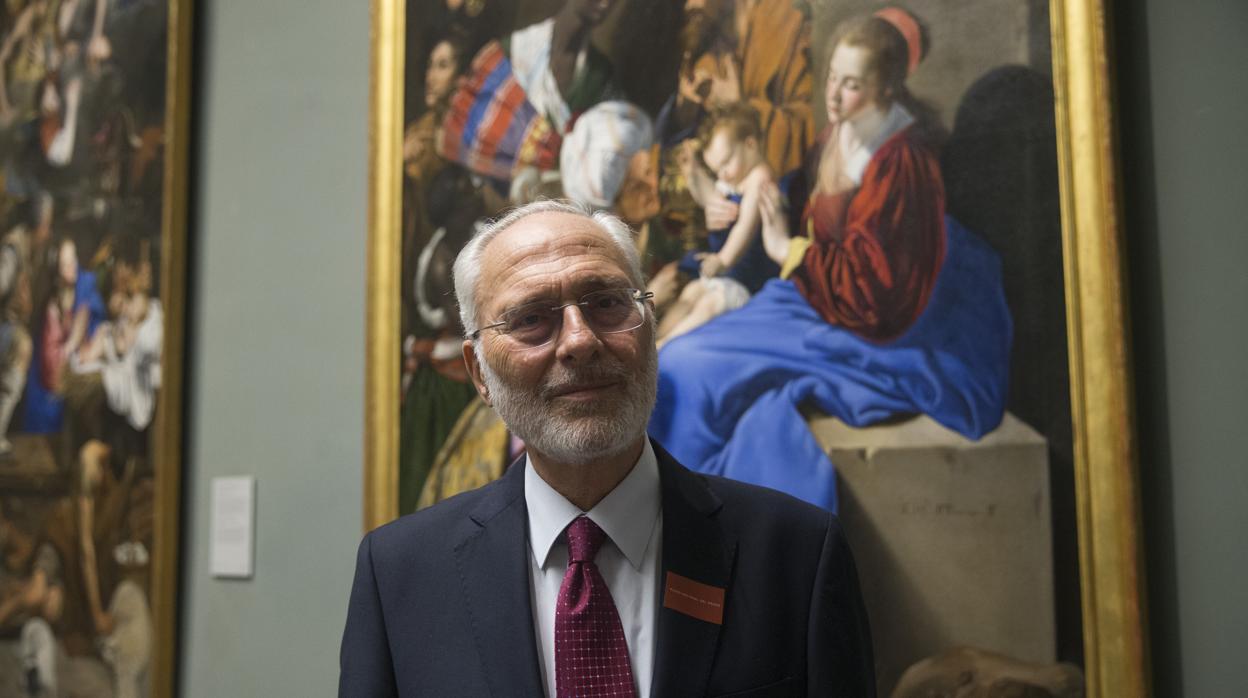 Arturo Colorado, en el Prado, ante «La adoración de los Magos», de Maíno, una de las obras que partieron a Ginebra durante la Guerra Civil