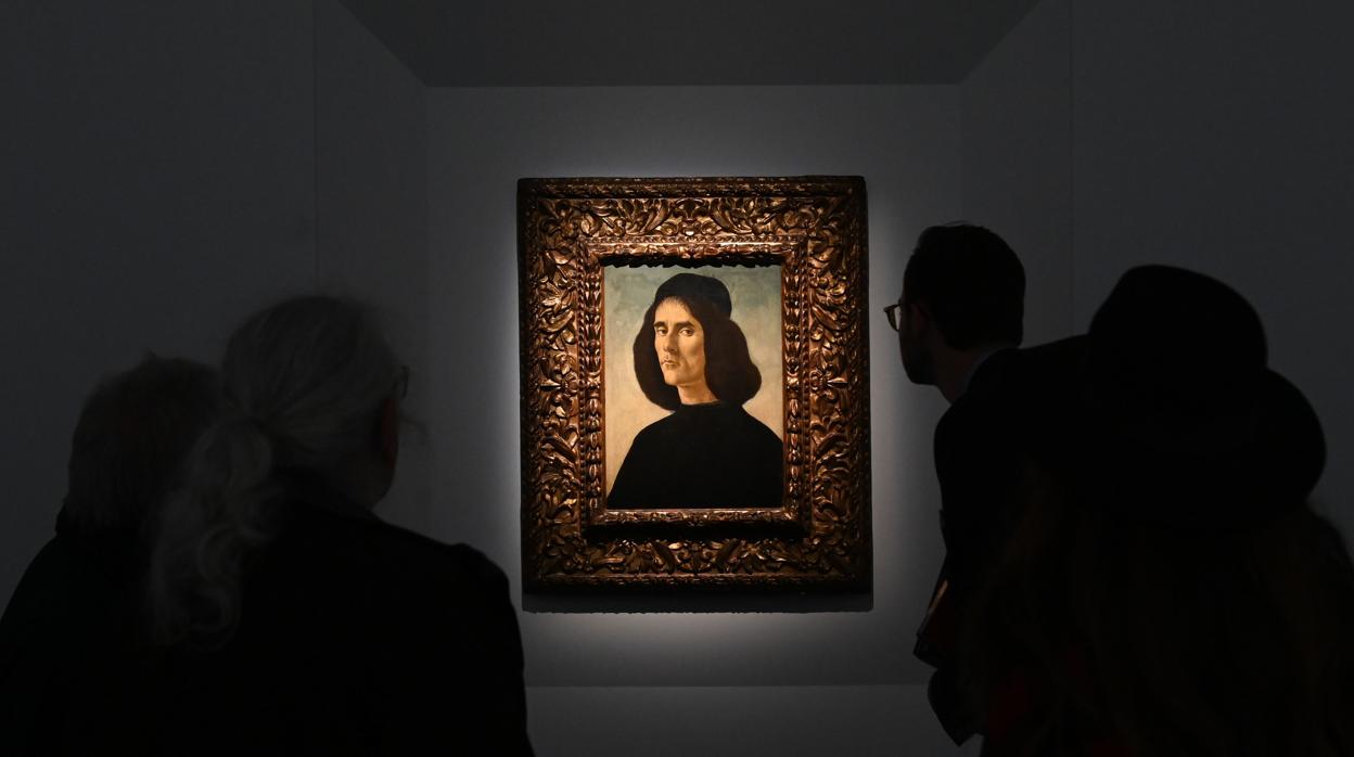 Un grupo de visitantes admira la obra de Botticelli en Londres