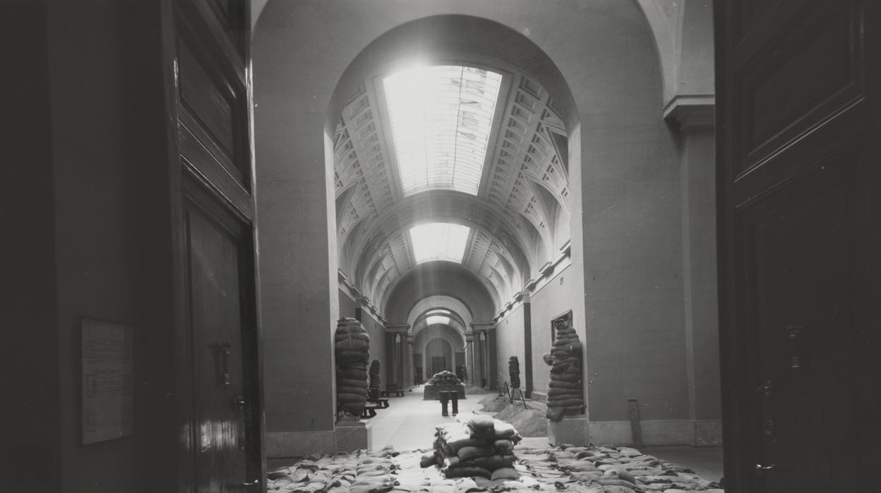 Museo del Prado. Galería central durante la Guerra Civil. Fotografía de Hauser y Menet, 1936-1939