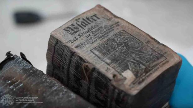 Así eran los libros religiosos que unos contrabandistas perdieron en un naufragio hace 300 años