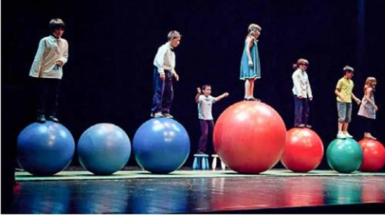 Uno de los talleres de circo para niños de la asociación