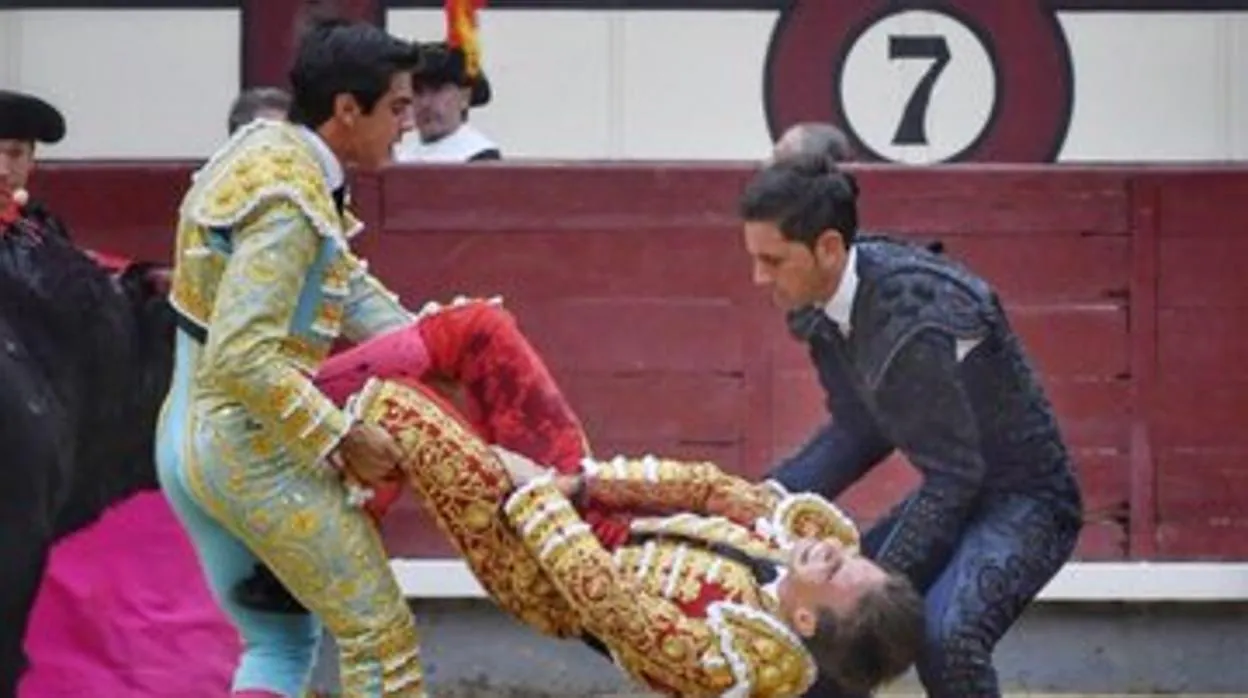 Gonzalo Caballero se tapa la herida con las manos mientras es trasladado a la enfermería (foto Plaza 1)