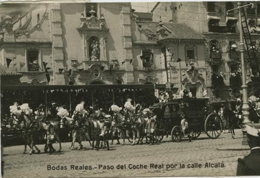 Los Reyes, tras la boda, pasan con el coche real por la calle Alcalá