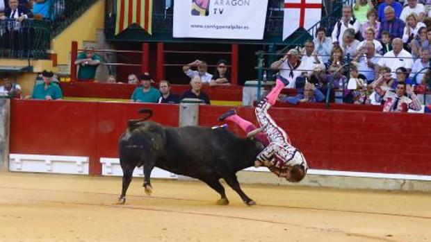 Mariano de la Viña sufre una terrible cornada en la Feria del Pilar