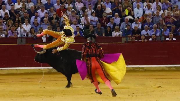 Miguel Ángel Perera también sufre una cornada en la sangrienta tarde en Zaragoza