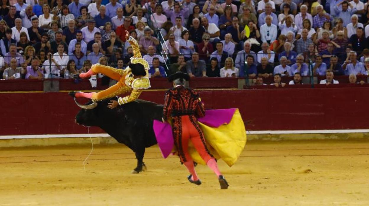 Miguel Ángel Perera también sufre una cornada en la sangrienta tarde en Zaragoza