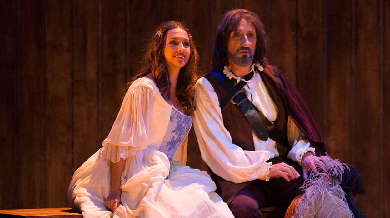 Ana Ruiz (Roxana) y José Luis Gil (Cyrano) en una de las escenas de la obra que se representará en Algeciras.