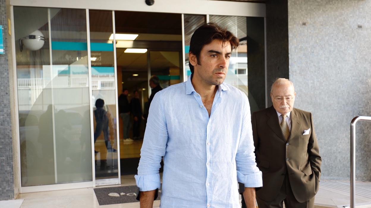 Miguel Ángel Perera abandona con muletas la clínica zaragozana, con el doctor Val-Carreres a su lado