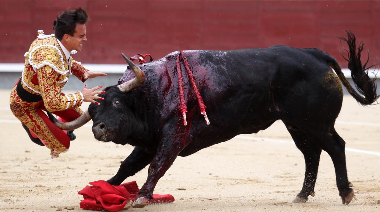 Gonzalo Caballero, en el momento en el que el pitón se hunde en su muslo izquierdo